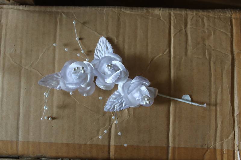 1008 white on white wedding flowers