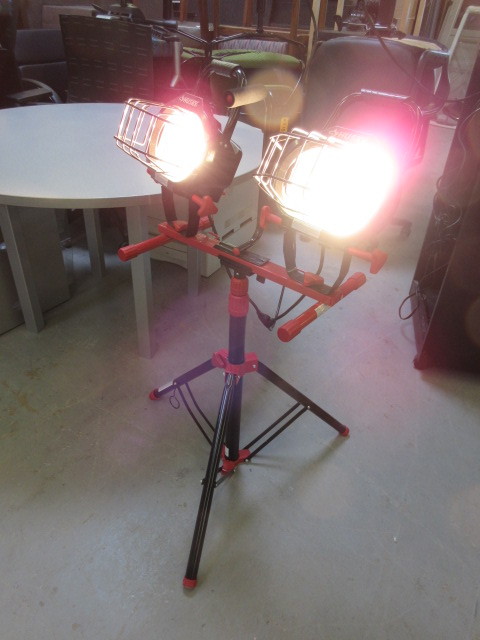 HUSKY HALOGEN LIGHTS ON TRIPOD
