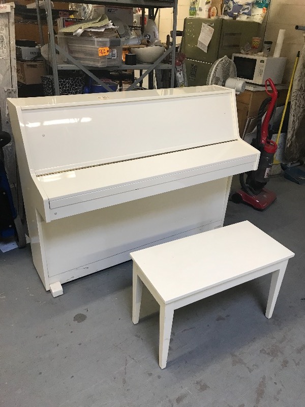 lot 101 image: YOUNG CHANG UPRIGHT PIANO WITH BENCH