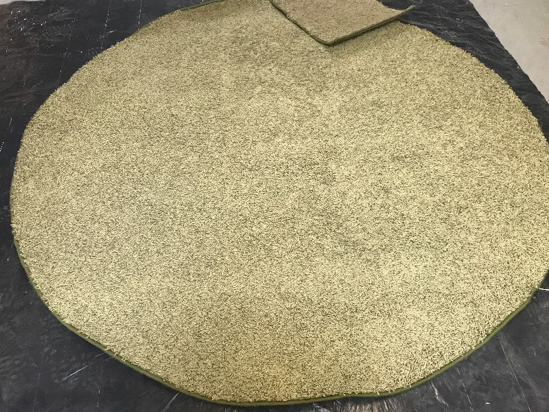 lot 116 image: MATCHING ROUND AND RECTANGULAR RUGS