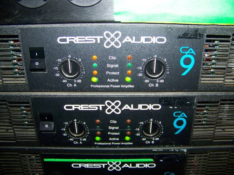 lot 53 image: (4) Crest Audio, Professional Amplifiers  Amps in Hard-Sided Travel Case on Wheels