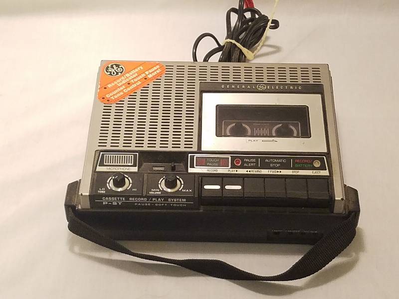 lot 176 image: VINTAGE GE CASSETTE PLAYERRECORDER