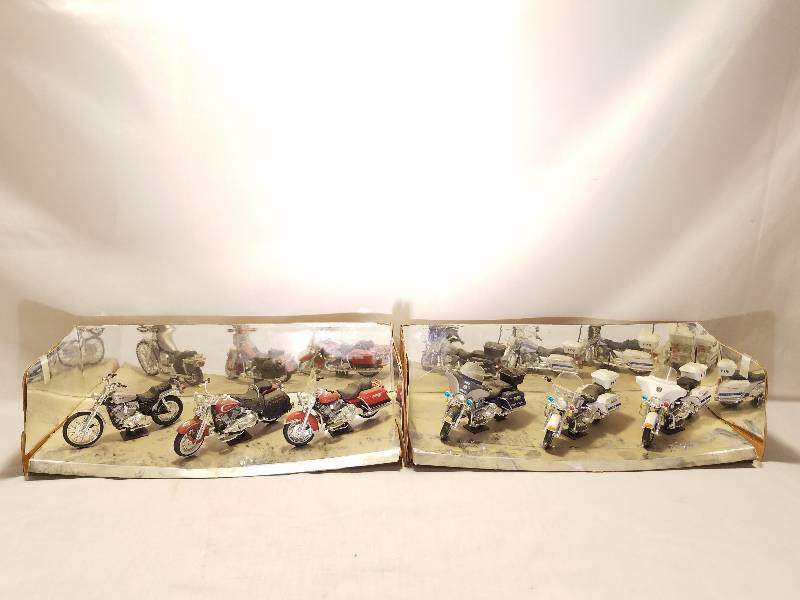 lot 208 image: HARLEY-DAVIDSON MOTORCYCLE TOY DISPLAY