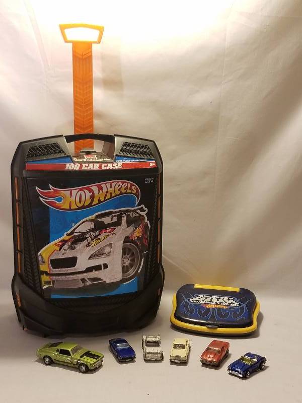 lot 226 image: HOT WHEELS 100 CAR CASE, LAP TOP, VINTAGE CARS