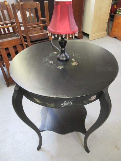 ACCENT TABLE WITH LAMP
