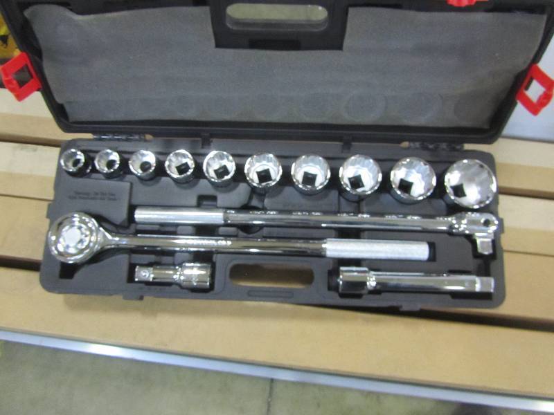 lot 71 image: Husky34 in. Drive SAE Socket Set (14-Piece) braker bar is broken