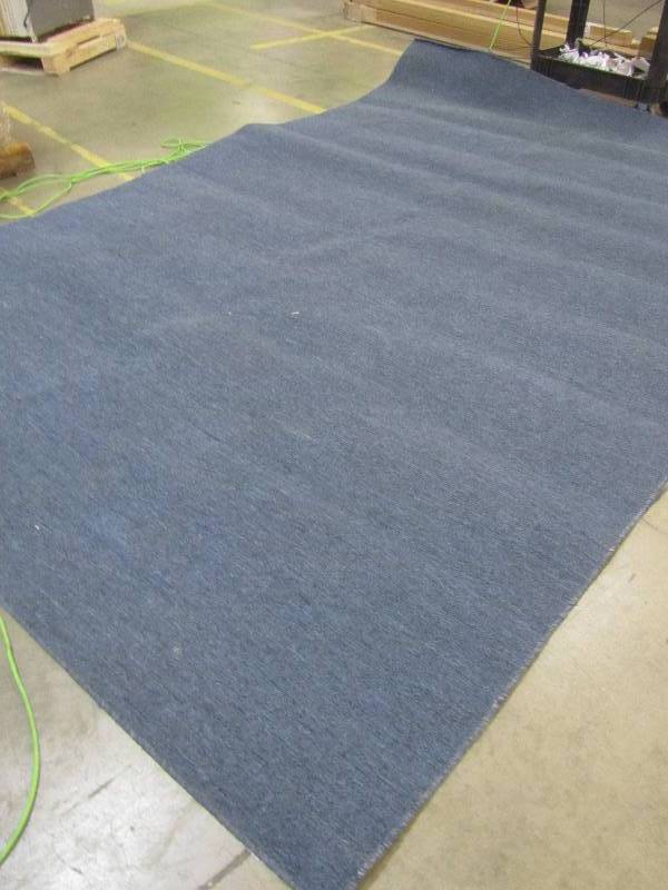 lot 87 image: blue indooroutdoor carpet 8 x 12
