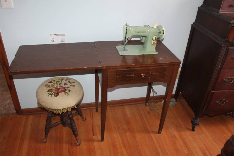 Singer Sewing Machine Table w Foot Control
