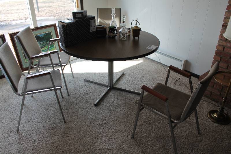 Table w 4-Chairs
