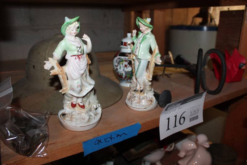 Table Dcor - Statues, Vases, Tongs, Safari Hat