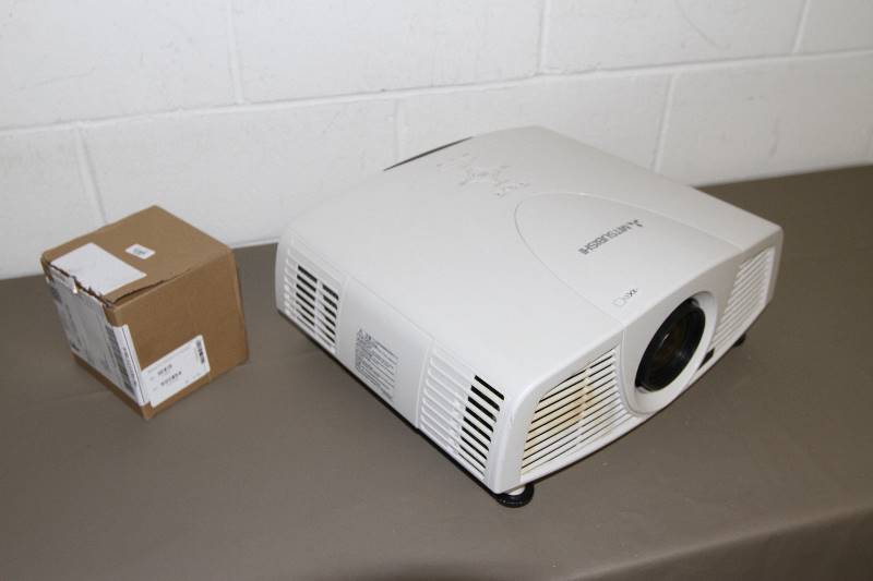 Mitsubishi Large Screen XD3200U DLP Projection System with NEW Lamp & HDMI Input