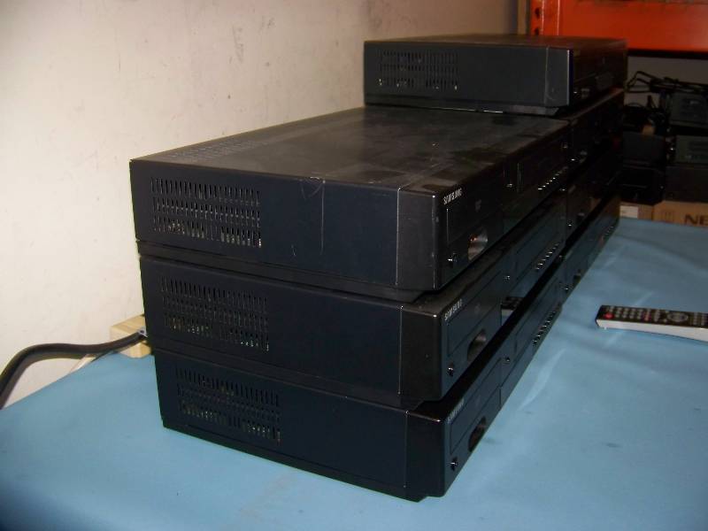 (7) Samsung, DVD  CD  VCR Combination Players with (1) Remote Control