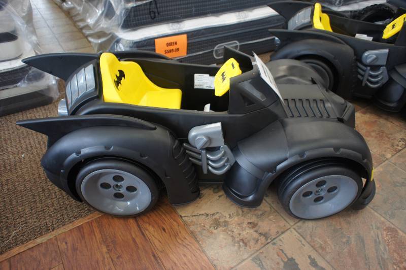 lot 23 image: BRAND NEW FULLY ASSEMBLED 6 Volt Batman ride on powerwheel