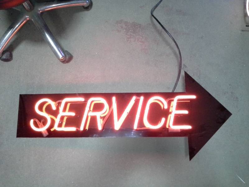 lot 28 image: Neon Service arrow