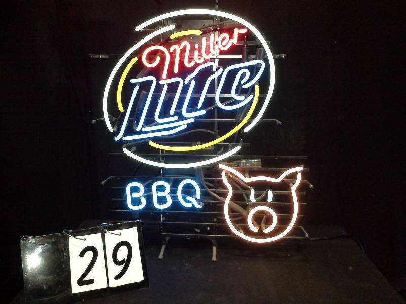 lot 29 image: Miler Lite BBQ neon with pig