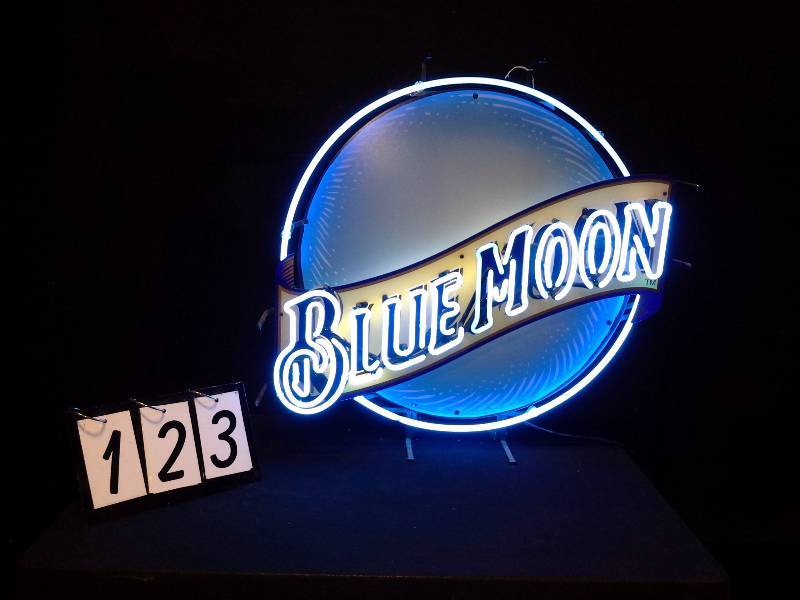 lot 123 image: Blue Moon neon