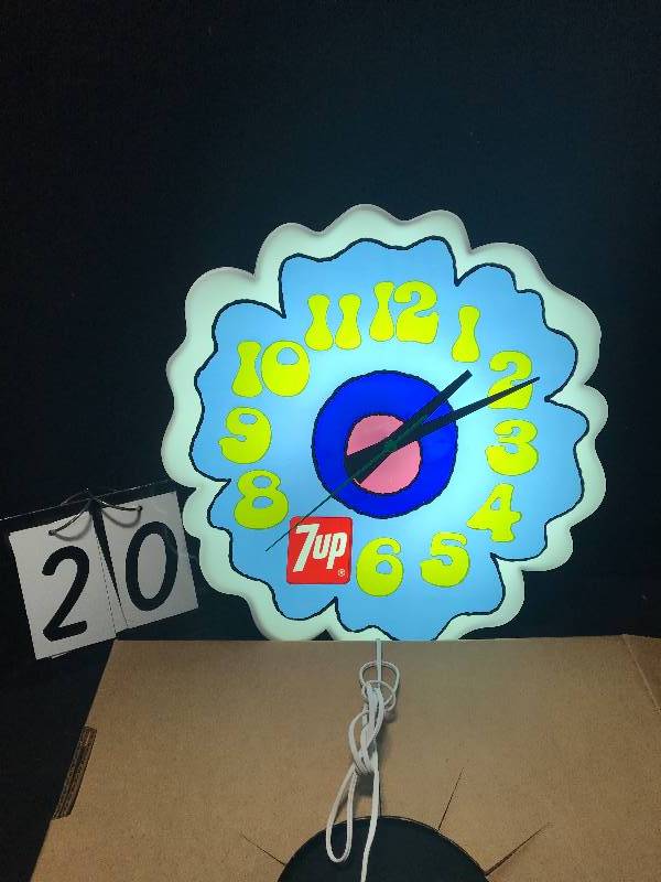 lot 20 image: 7-Up plastic light up clock 7Up