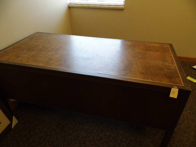 lot 51 image: Desk