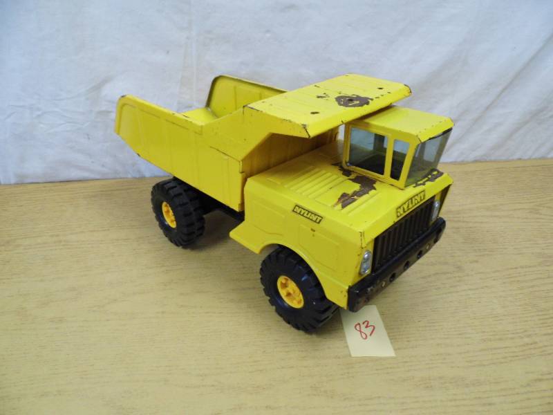 lot 83 image: Nylint Metal Dump Truck