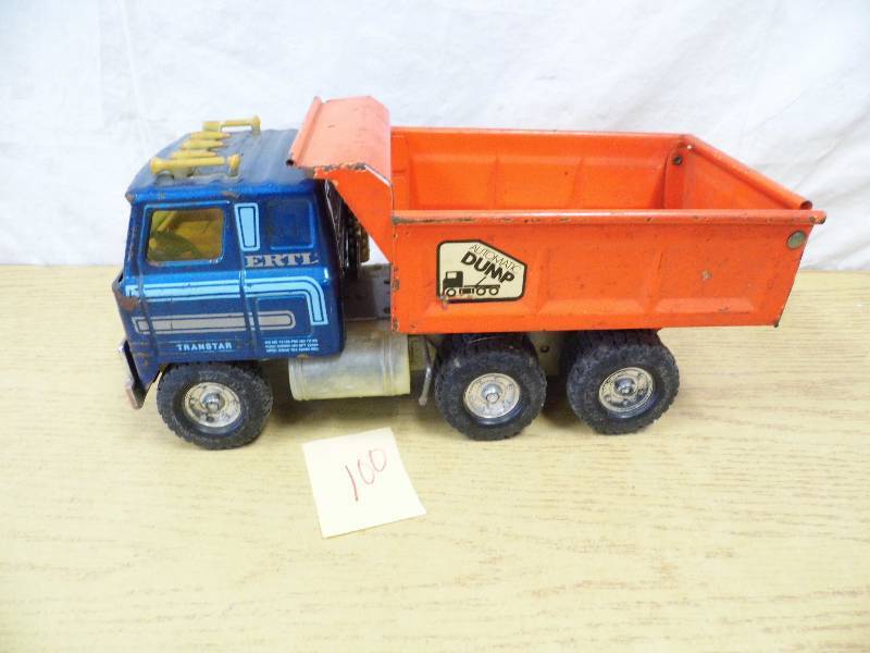 lot 100 image: Ertl Dump Truck