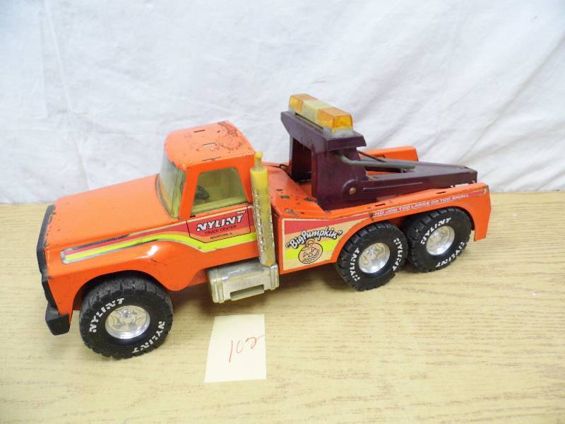 lot 102 image: Nylint Tow Truck