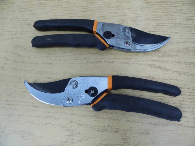 lot 172 image: 2 Pair of Fiskars Bypass Cutters