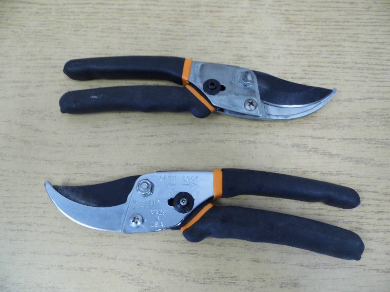 lot 173 image: 2 Pair of Fiskars Bypass Cutters