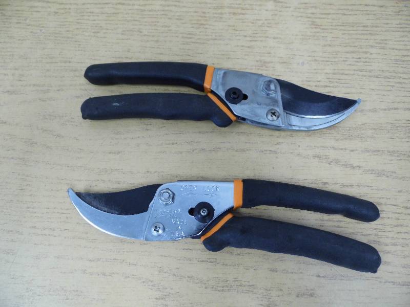 lot 174 image: 2 Pair of Fiskars Bypass Cutters