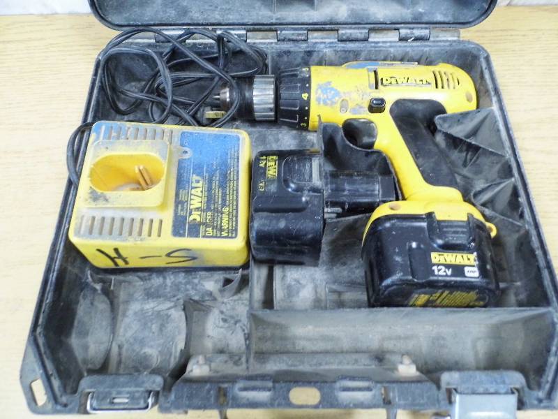 lot 181 image: DeWalt 12V Drill