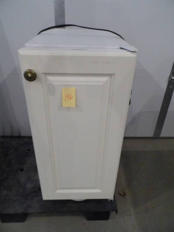 lot 196 image: UlineFridge
