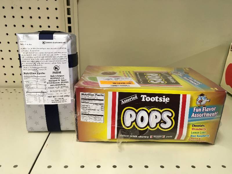 lot 76 image: TOOTSIE POP FUN FLAVOR 100C, RETAIL $7.79