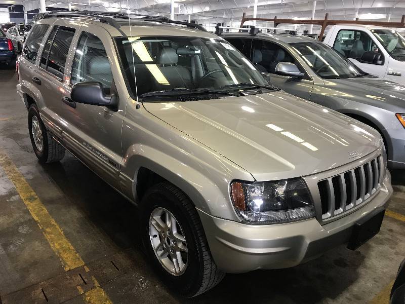 lot 18 image: 2004 Jeep Grand Cherokee Laredo