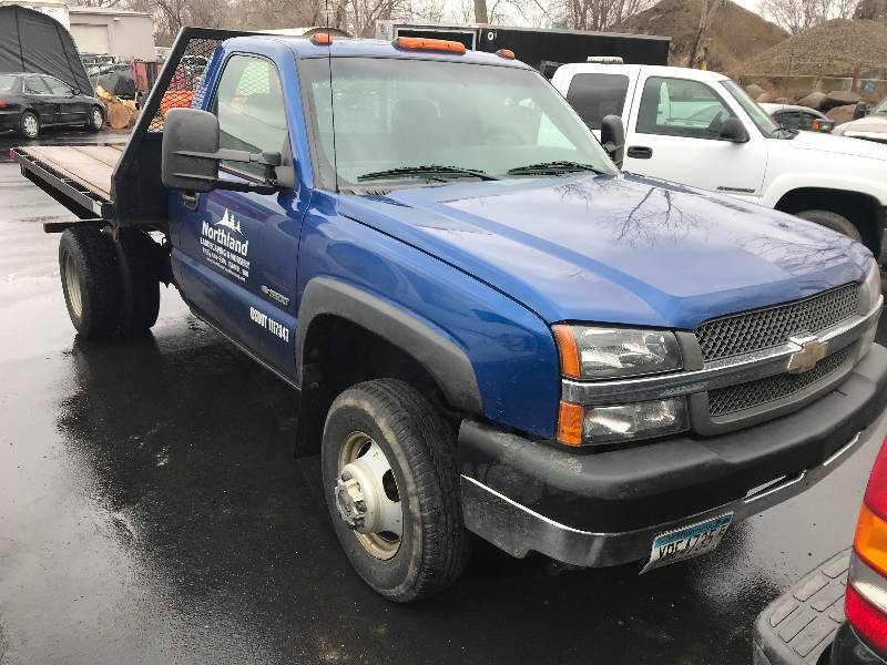 lot 31 image: 2003 Chevrolet Silverado 3500 Dually Flat Bed 8.1L...LOW MILES