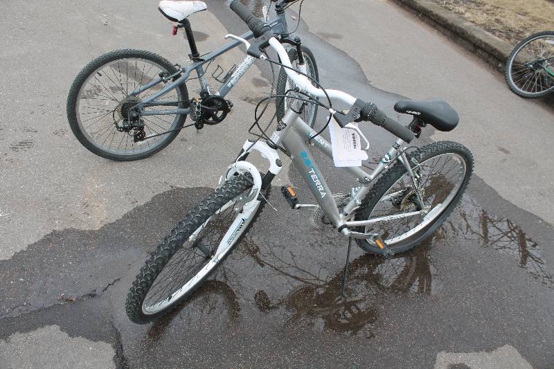 lot 77 image: Kent Terra 3.5 Trail Bike with Grey 18in. Frame, 22in. Wheel