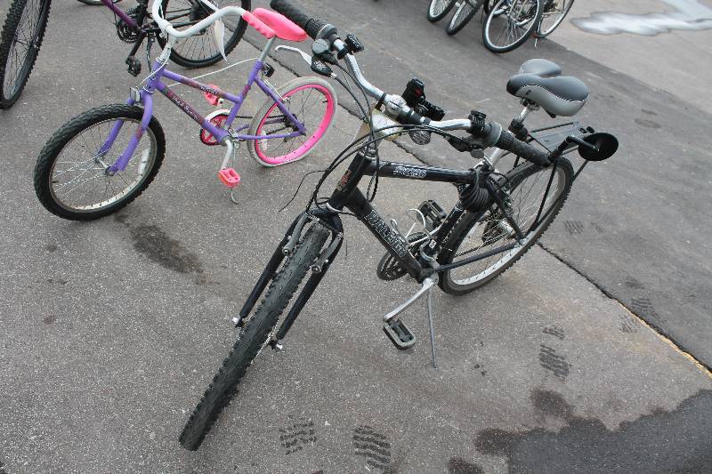 lot 76 image: Raleigh SC30  Road Bike with Black 17in. Frame, 22in. Wheel