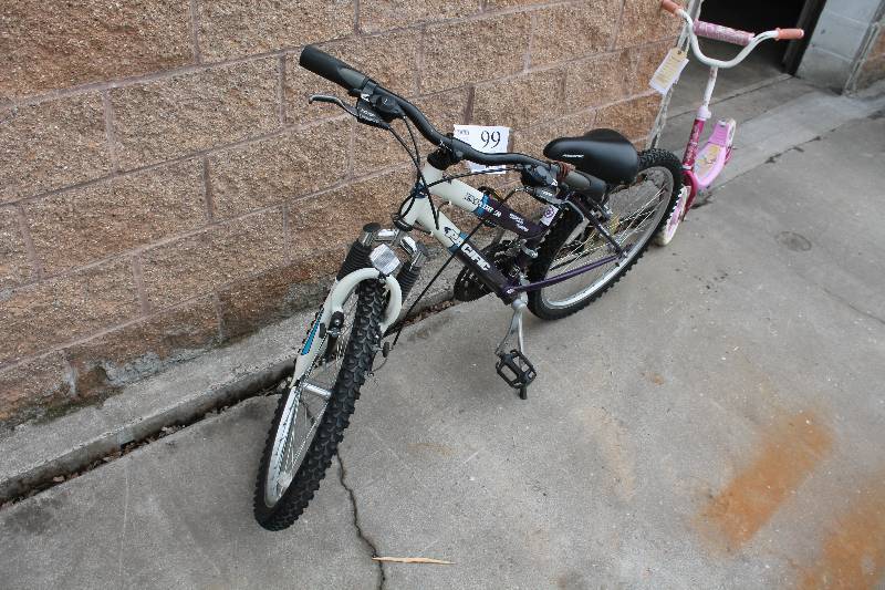 lot 66 image: Pacific Explorer Shimano Equipped Trail Bike with Blue 13in. Frame, 20in. Wheel