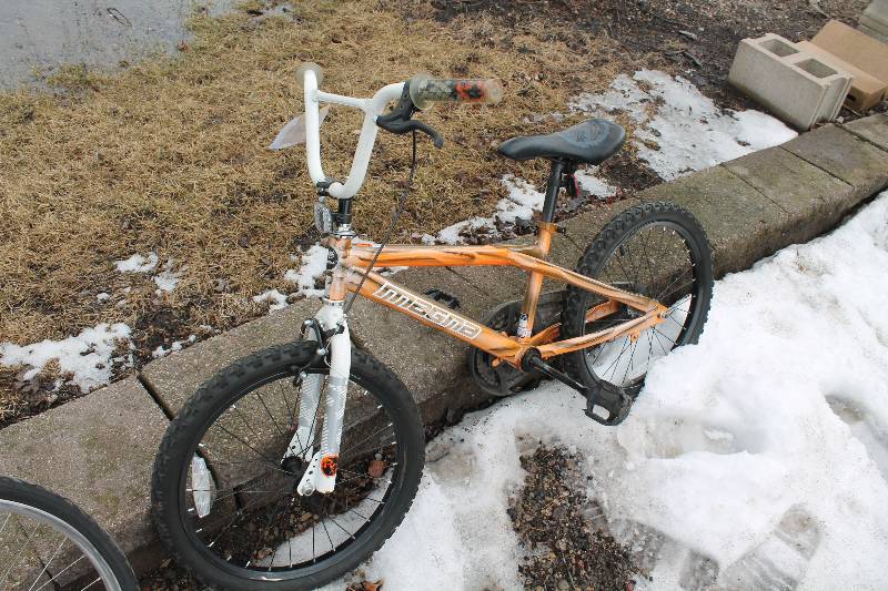 lot 85 image: Magna   Trail Bike with Orange 12in. Frame, 14in. Wheel