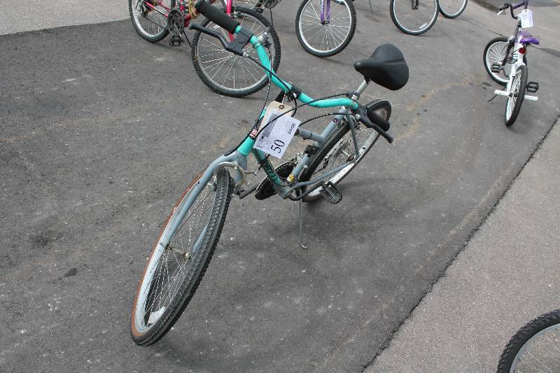 lot 50 image: Huffy Crossport  Trail Bike with Blue 19in. Frame, 21in. Wheel