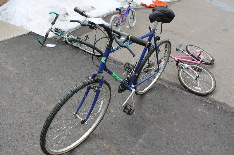 lot 51 image: Mishiki Meridian  Trail Bike with Blue 24in. Frame, 24in. Wheel