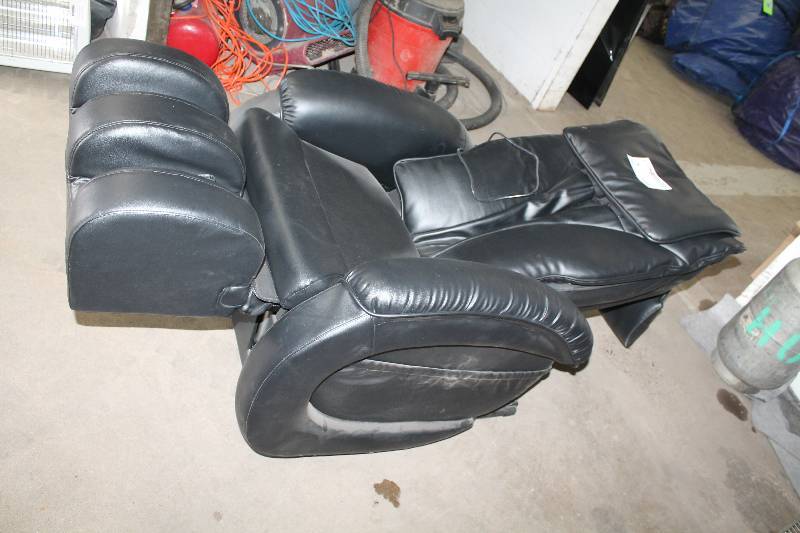 lot 2 image: Infinity Zero Gravity Massage Chair