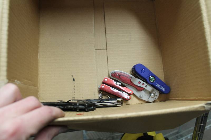 lot 18 image: Folding Knives