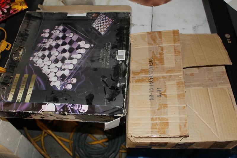 lot 607 image: Glass Chess Board, Lincoln Log Set