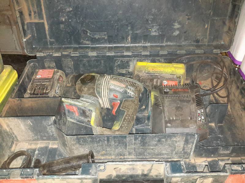 lot 117 image: Bosch rotary Hammer  2, 36v batteries, 1charger