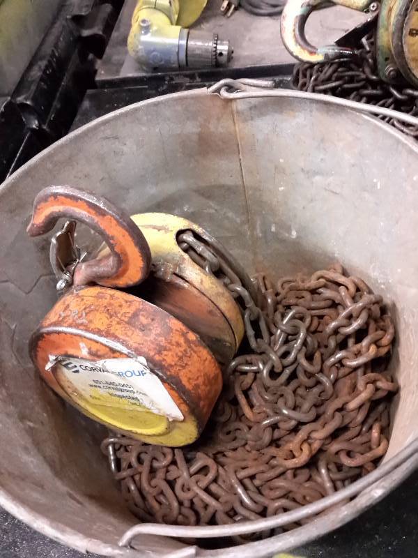 lot 95 image: 12 ton chain hoist.. Includes bucket