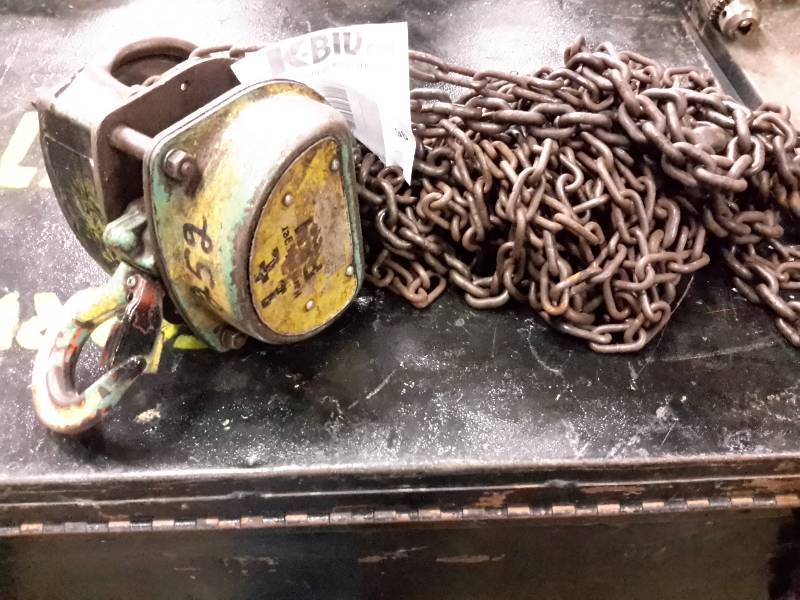lot 96 image: 1 ton chain hoist