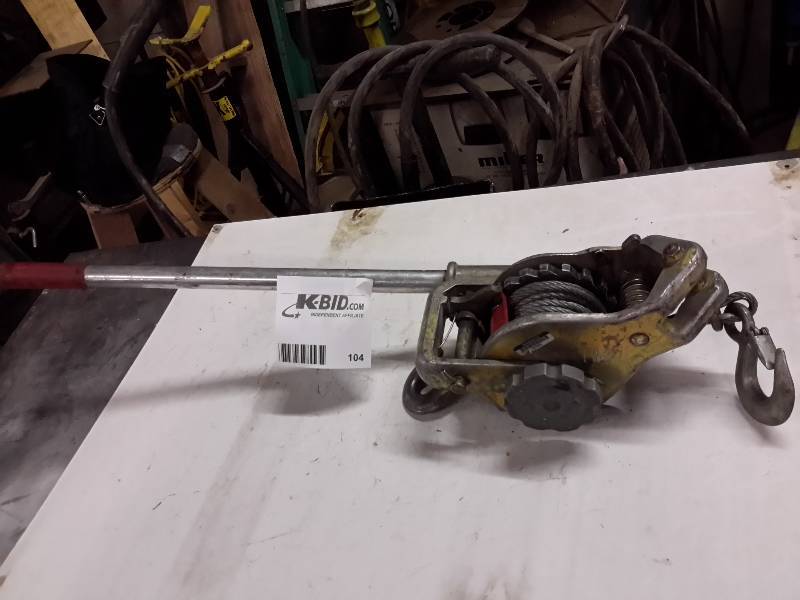 lot 104 image: Ratchet Puller