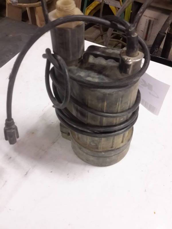 lot 32 image: Submersible Utility Pump.. Unsure of brand