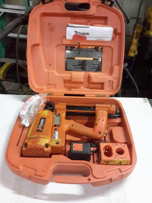 lot 67 image: Paslode, Impulse Staple Driver, 1 Charger, No battery