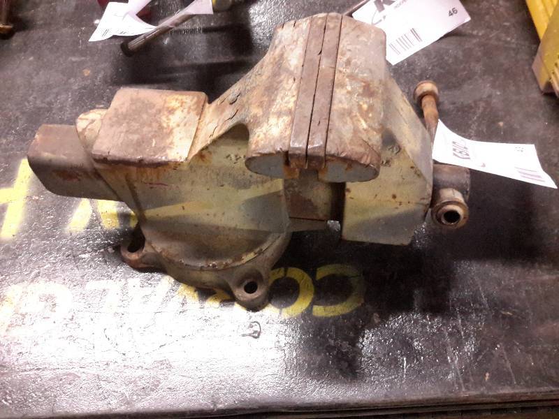 lot 43 image: 5 12 in Columbian Table Vise