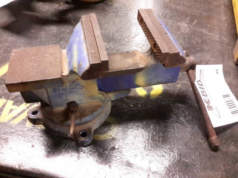 lot 46 image: 4 in Table Vise.. Needs some work. Doesnt close.. Seems to be missing the nut that makes it close